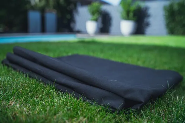 Schwarze Hochbeetfolie als Rollenware in schwarz